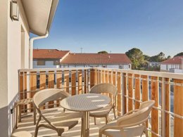 Camping Pas Cher vous présente avec son site Officiel campingpascher.fr, la Résidence Odalys Collection Bleu Canopée, située sur la commune de Mimizan dans le département Landes (Aquitaine) en France. La résidence Odalys Collection Bleu Canopée, vous présente un hébergement de type appartement de 44 m² et télévision. La résidence Odalys Collection Bleu Canopée vous propose du sam. 26 septembre au sam. 03 octobre 2026 pour 7 nuits à 489€. Cette location propose 22 dates différentes pour réserver votre séjour. Découvrez également les 10 autres gammes d'hébergements de la résidence. Piscine extérieure, Salle de fitness,... En savoir plus : cliquez-ICI.