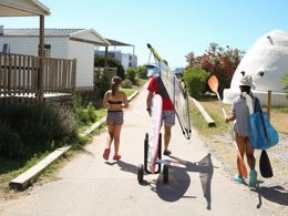 Camping Pas Cher vous présente avec son site Officiel campingpascher.fr, le Camping 3 Estrellas classé 3 étoiles, situé sur la commune de Xilxes dans le département Castellón (Valencia) en Espagne. Le camping 3 Estrellas vous propose un hébergement de type mobil-home avec climatisation (télévision). L'établissement vous propose 2 autres types d'hébergements. Découvrez tous nos séjours à petits prix dans la commune et aux alentours de Xilxes du département : Castellón (Valencia). Les Avis clients pour le Camping 3 Estrellas sont de 7 sur 10. Piscine extérieure, Animations familiales, Club enfants, Aire de jeux enfants, Centre équestre, Cyclisme, Ping-pong, Plongée, Pétanque, Randonnée, Surf, Brasserie, Dépôt de pain,... En savoir plus : cliquez-ICI.