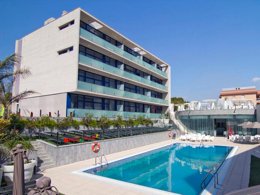 Camping Pas Cher vous présente avec son site Officiel campingpascher.fr, la Résidence Apolo Suites, située sur la commune de Salou dans le département Tarragone (Catalogne) en Espagne. La résidence Apolo Suites, vous présente un hébergement de type studio de 25 m² avec climatisation et télévision. La résidence Apolo Suites vous propose du lundi 02 novembre au lundi 09 novembre 2026, en promotion à -15% pour 7 nuits à 270,72 € au lieu de 318,5 € soit une Économie de 47,78 €. Cette location propose 179 dates différentes pour réserver votre séjour. Découvrez également les 3 autres gammes d'hébergements de la résidence. Piscine extérieure, Aire de jeux enfants, Snack/Bar,... En savoir plus : cliquez-ICI.