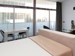 Camping Pas Cher vous présente avec son site Officiel campingpascher.fr, la Résidence Apolo Suites, située sur la commune de Salou dans le département Tarragone (Catalogne) en Espagne. La résidence Apolo Suites, vous présente un hébergement de type studio de 25 m² avec climatisation et télévision. La résidence Apolo Suites vous propose du lundi 05 janvier au lundi 12 janvier 2026, en promotion à -15% pour 7 nuits à 270,72 € au lieu de 318,5 € soit une Économie de 47,78 €. Cette location propose 276 dates différentes pour réserver votre séjour. Découvrez également les 3 autres gammes d'hébergements de la résidence. Piscine extérieure, Aire de jeux enfants, Snack/Bar,... En savoir plus : cliquez-ICI.