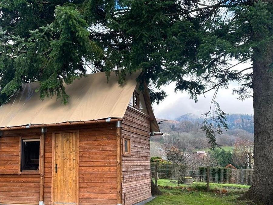 Camping Pas Cher vous présente avec son site Officiel campingpascher.fr, le Camping Natur'camp Alsace classé 3 étoiles, situé sur la commune de Geishouse dans le département Haut-rhin (Alsace) en France. Le camping Natur'camp Alsace vous propose un hébergement de type tente en toile et bois. L'établissement vous propose 3 autres types d'hébergements. Découvrez tous nos séjours à petits prix dans la commune et aux alentours de Geishouse du département : Haut-rhin (Alsace). Aire de jeux enfants, Pétanque, Snack/Bar, Épicerie,... En savoir plus : cliquez-ICI.