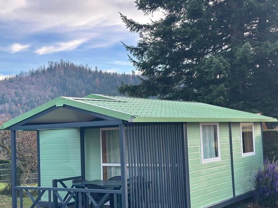 Camping Pas Cher vous présente avec son site Officiel campingpascher.fr, le Camping Natur'camp Alsace classé 3 étoiles, situé sur la commune de Geishouse dans le département Haut-rhin (Alsace) en France. Le camping Natur'camp Alsace vous propose un hébergement de type chalet pour 1 personne. L'établissement vous propose 3 autres types d'hébergements. Découvrez tous nos séjours à petits prix dans la commune et aux alentours de Geishouse du département : Haut-rhin (Alsace). Aire de jeux enfants, Pétanque, Snack/Bar, Épicerie,... En savoir plus : cliquez-ICI.