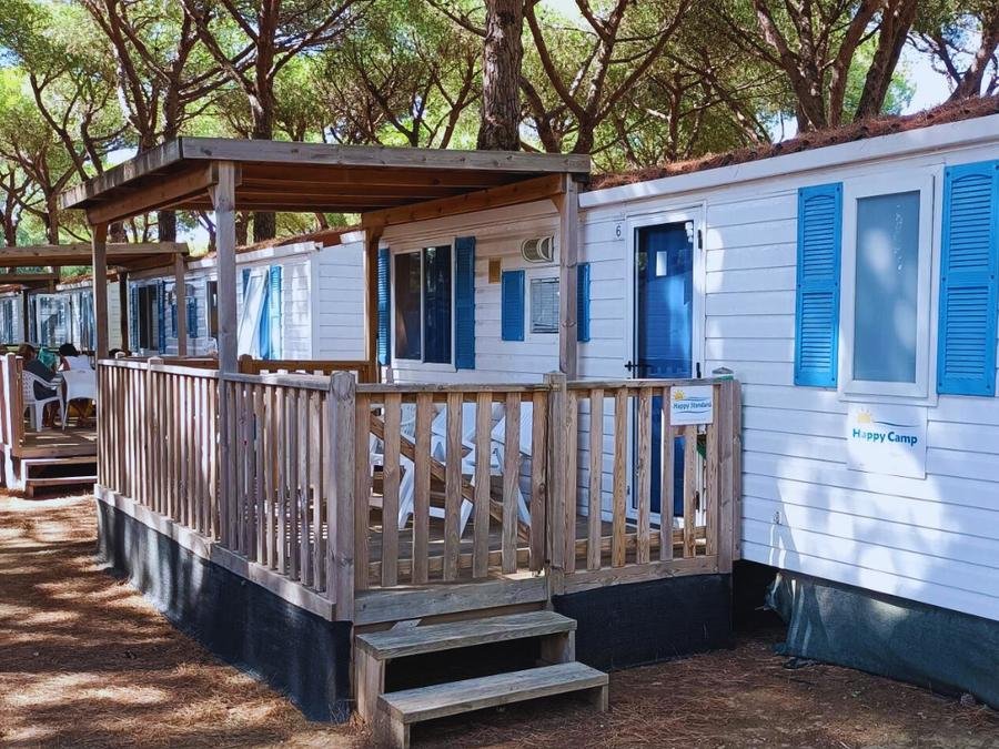 Camping Pas Cher vous présente avec son site Officiel campingpascher.fr, le Camping Happy Camp Mobile Homes In Riccione classé 4 étoiles, situé sur la commune de Riccione dans le département Rimini (Emilia Romagna) en Italie. Le camping Happy Camp Mobile Homes In Riccione, vous présente un hébergement de type mobil-home. Le camping Happy Camp Mobile Homes In Riccione vous propose du sam. 19 septembre au sam. 26 septembre 2026, en promotion à -28% pour 7 nuits à 300 € au lieu de 420,0 € soit une Économie de 120 €. Cette location propose 2 dates différentes pour réserver votre séjour. Découvrez également les 1 autres gammes d'hébergements du camping. Mer, Piscine extérieure, Aire de jeux enfants, Sports nautiques, Terrain multisports, Bar, Pizzeria, Épicerie,... En savoir plus : cliquez-ICI.