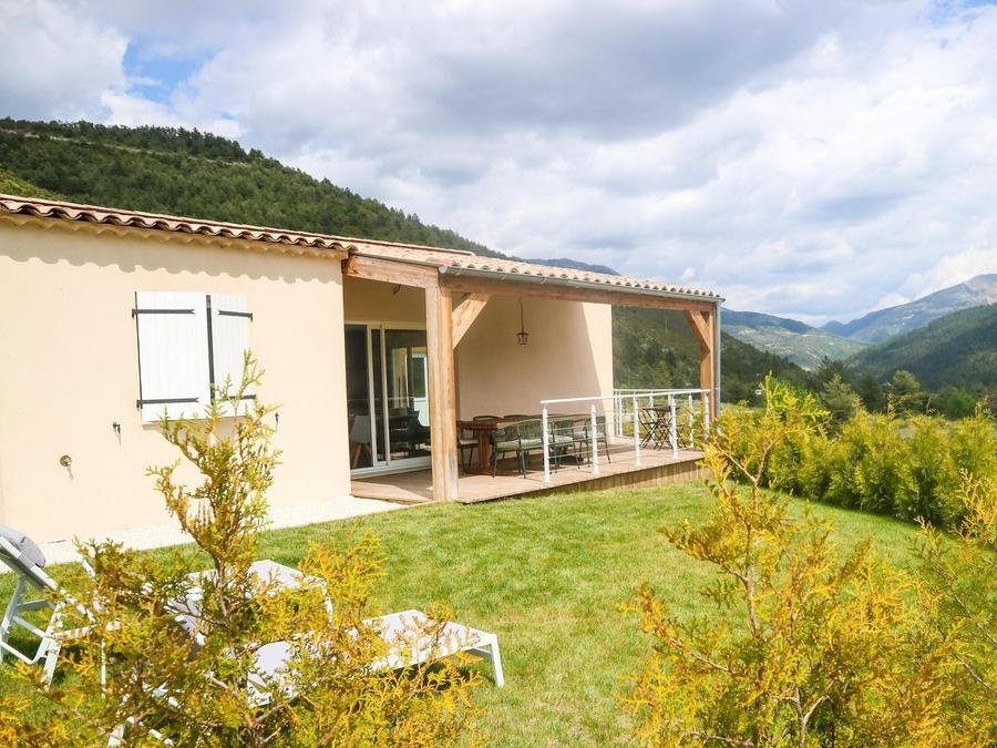 Camping Pas Cher vous présente avec son site Officiel campingpascher.fr, le Village vacances FranceComfort Domaine De Castellane, situé sur la commune de Castellane dans le département Alpes-de-haute-provence (Provence Alpes Côte D'azur) en France. Le village vacances FranceComfort Domaine De Castellane, vous présente un hébergement de type maison de 95 m² et télévision. Le village vacances FranceComfort Domaine De Castellane vous propose du sam. 05 septembre au sam. 12 septembre 2026, en promotion à -20% pour 7 nuits à 705,60 € au lieu de 882,0 € soit une Économie de 176,40 €. Cette location propose 5 dates différentes pour réserver votre séjour. Découvrez également les 5 autres gammes d'hébergements du village vacances. Piscine chauffée, Piscine extérieure, Aire de jeux enfants, Centre équestre, Cyclisme, Escalade, Pétanque, Randonnée, Terrain multisports, Bar, Plats à emporter, Restaurant,... En savoir plus : cliquez-ICI.