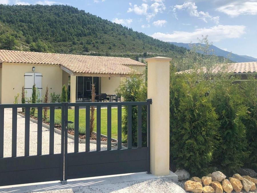 Camping Pas Cher vous présente avec son site Officiel campingpascher.fr, le Village vacances FranceComfort Domaine De Castellane, situé sur la commune de Castellane dans le département Alpes-de-haute-provence (Provence Alpes Côte D'azur) en France. Le village vacances FranceComfort Domaine De Castellane, vous présente un hébergement de type maison de 120 m² et télévision. Le village vacances FranceComfort Domaine De Castellane vous propose du sam. 06 juin au sam. 13 juin 2026, en promotion à -25% pour 7 nuits à 799,31 € au lieu de 1065,75 € soit une Économie de 266,44 €. Cette location propose 6 dates différentes pour réserver votre séjour. Découvrez également les 5 autres gammes d'hébergements du village vacances. Piscine chauffée, Piscine extérieure, Aire de jeux enfants, Centre équestre, Cyclisme, Escalade, Pétanque, Randonnée, Terrain multisports, Bar, Plats à emporter, Restaurant,... En savoir plus : cliquez-ICI.