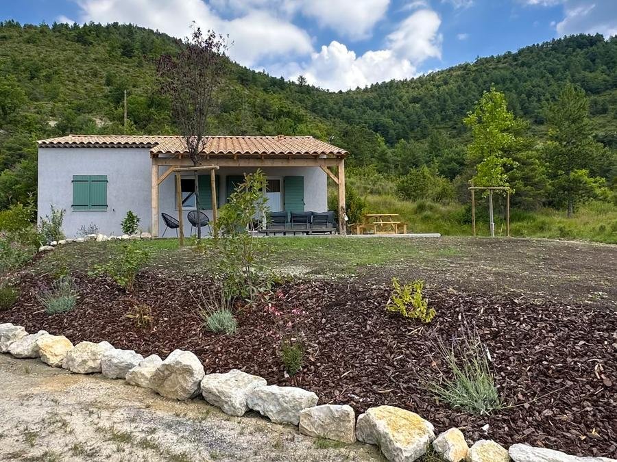 Camping Pas Cher vous présente avec son site Officiel campingpascher.fr, le Village vacances FranceComfort Domaine De Castellane, situé sur la commune de Castellane dans le département Alpes-de-haute-provence (Provence Alpes Côte D'azur) en France. Le village vacances FranceComfort Domaine De Castellane, vous présente un hébergement de type villa de 100 m² pour 7 personnes avec climatisation. Le village vacances FranceComfort Domaine De Castellane vous propose du sam. 05 septembre au sam. 12 septembre 2026, en promotion à -9% pour 7 nuits à 826,88 € au lieu de 918,75 € soit une Économie de 91,87 €. Cette location propose 13 dates différentes pour réserver votre séjour. Découvrez également les 6 autres gammes d'hébergements du village vacances. Piscine chauffée, Piscine extérieure, Aire de jeux enfants, Centre équestre, Cyclisme, Escalade, Pétanque, Randonnée, Terrain multisports, Bar, Plats à emporter, Restaurant,... En savoir plus : cliquez-ICI.
