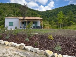 Camping Pas Cher vous présente avec son site Officiel campingpascher.fr, le Village vacances FranceComfort Domaine De Castellane, situé sur la commune de Castellane dans le département Alpes-de-haute-provence (Provence Alpes Côte D'azur) en France. Le village vacances FranceComfort Domaine De Castellane, vous présente un hébergement de type villa de 100 m² pour 7 personnes avec climatisation. Le village vacances FranceComfort Domaine De Castellane vous propose du sam. 05 septembre au sam. 12 septembre 2026, en promotion à -9% pour 7 nuits à 826,88 € au lieu de 918,75 € soit une Économie de 91,87 €. Cette location propose 20 dates différentes pour réserver votre séjour. Découvrez également les 6 autres gammes d'hébergements du village vacances. Piscine chauffée, Piscine extérieure, Aire de jeux enfants, Centre équestre, Cyclisme, Escalade, Pétanque, Randonnée, Terrain multisports, Bar, Plats à emporter, Restaurant,... En savoir plus : cliquez-ICI.