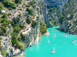 Camping Pas Cher vous présente avec son site Officiel campingpascher.fr, le Village vacances FranceComfort Domaine De Castellane, situé sur la commune de Castellane dans le département Alpes-de-haute-provence (Provence Alpes Côte D'azur) en France. Le village vacances FranceComfort Domaine De Castellane, vous présente un hébergement de type villa de 110 m² et télévision. Le village vacances FranceComfort Domaine De Castellane vous propose du sam. 27 juin au sam. 04 juillet 2026, en promotion à -10% pour 7 nuits à 1124,55 € au lieu de 1249,5 € soit une Économie de 124,95 €. Cette location propose 31 dates différentes pour réserver votre séjour. Découvrez également les 6 autres gammes d'hébergements du village vacances. Piscine chauffée, Piscine extérieure, Aire de jeux enfants, Centre équestre, Cyclisme, Escalade, Pétanque, Randonnée, Terrain multisports, Bar, Plats à emporter, Restaurant,... En savoir plus : cliquez-ICI.