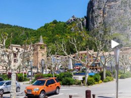 Camping Pas Cher vous présente avec son site Officiel campingpascher.fr, le Village vacances FranceComfort Domaine De Castellane, situé sur la commune de Castellane dans le département Alpes-de-haute-provence (Provence Alpes Côte D'azur) en France. Le village vacances FranceComfort Domaine De Castellane, vous présente un hébergement de type maison de 120 m² et télévision. Le village vacances FranceComfort Domaine De Castellane vous propose du sam. 05 septembre au sam. 12 septembre 2026, en promotion à -9% pour 7 nuits à 926,10 € au lieu de 1029,0 € soit une Économie de 102,90 €. Cette location propose 19 dates différentes pour réserver votre séjour. Découvrez également les 6 autres gammes d'hébergements du village vacances. Piscine chauffée, Piscine extérieure, Aire de jeux enfants, Centre équestre, Cyclisme, Escalade, Pétanque, Randonnée, Terrain multisports, Bar, Plats à emporter, Restaurant,... En savoir plus : cliquez-ICI.