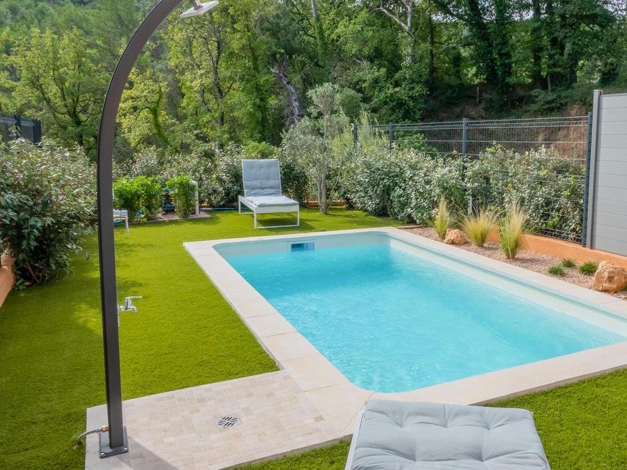 Camping Pas Cher vous présente avec son site Officiel campingpascher.fr, le Village vacances FranceComfort Residence De Salernes, situé sur la commune de Salernes dans le département Var (Provence Alpes Côte D'azur) en France. Le village vacances FranceComfort Residence De Salernes, vous présente un hébergement de type maison de 52 m² avec climatisation et télévision. Le village vacances FranceComfort Residence De Salernes vous propose du sam. 27 juin au sam. 04 juillet 2026, en promotion à -24% pour 7 nuits à 1157,63 € au lieu de 1543,5 € soit une Économie de 385,87 €. Cette location propose 9 dates différentes pour réserver votre séjour. Découvrez également les 5 autres gammes d'hébergements du village vacances. Escalade, Jet-ski, Plongée, Surf,... En savoir plus : cliquez-ICI.