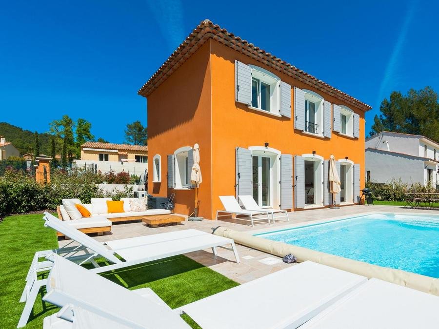 Camping Pas Cher vous présente avec son site Officiel campingpascher.fr, le Village vacances FranceComfort Residence De Salernes, situé sur la commune de Salernes dans le département Var (Provence Alpes Côte D'azur) en France. Le village vacances FranceComfort Residence De Salernes, vous présente un hébergement de type maison de 115 m² avec climatisation et télévision. Le village vacances FranceComfort Residence De Salernes vous propose du sam. 13 juin au sam. 20 juin 2026, en promotion à -22% pour 7 nuits à 1089,27 € au lieu de 1396,5 € soit une Économie de 307,23 €. Cette location propose 8 dates différentes pour réserver votre séjour. Découvrez également les 5 autres gammes d'hébergements du village vacances. Escalade, Jet-ski, Plongée, Surf,... En savoir plus : cliquez-ICI.