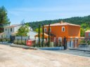 Camping Pas Cher vous présente avec son site Officiel campingpascher.fr, le Village vacances FranceComfort Residence De Salernes, situé sur la commune de Salernes dans le département Var (Provence Alpes Côte D'azur) en France. Le village vacances FranceComfort Residence De Salernes, vous présente un hébergement de type maison de 84 m² avec climatisation et télévision. Le village vacances FranceComfort Residence De Salernes vous propose du sam. 27 juin au sam. 04 juillet 2026, en promotion à -25% pour 7 nuits à 1350,56 € au lieu de 1800,75 € soit une Économie de 450,19 €. Cette location propose 10 dates différentes pour réserver votre séjour. Découvrez également les 5 autres gammes d'hébergements du village vacances. Escalade, Jet-ski, Plongée, Surf,... En savoir plus : cliquez-ICI.