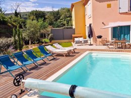 Camping Pas Cher vous présente avec son site Officiel campingpascher.fr, le Village vacances FranceComfort Residence De Salernes, situé sur la commune de Salernes dans le département Var (Provence Alpes Côte D'azur) en France. Le village vacances FranceComfort Residence De Salernes, vous présente un hébergement de type maison de 84 m² avec climatisation et télévision. Le village vacances FranceComfort Residence De Salernes vous propose du sam. 12 septembre au sam. 19 septembre 2026, en promotion à -10% pour 7 nuits à 793,80 € au lieu de 882,0 € soit une Économie de 88,20 €. Cette location propose 10 dates différentes pour réserver votre séjour. Découvrez également les 5 autres gammes d'hébergements du village vacances. Escalade, Jet-ski, Plongée, Surf,... En savoir plus : cliquez-ICI.