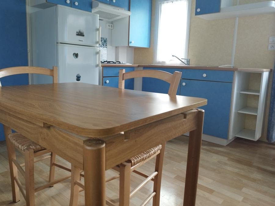 Camping Pas Cher vous présente avec son site Officiel campingpascher.fr, le Camping Le Rivage Civraisien classé 3 étoiles, situé sur la commune de Civray dans le département Vienne (Poitou Charentes) en France. Le camping Le Rivage Civraisien, vous présente un hébergement de type mobil-home de 32 m² pour 4 personnes et télévision. Le camping Le Rivage Civraisien vous propose du dimanche 20 septembre au dimanche 27 septembre 2026 pour 7 nuits à 291.9€. Cette location propose 59 dates différentes pour réserver votre séjour. Découvrez également les 4 autres gammes d'hébergements du camping. Les Avis clients pour le Camping Le Rivage Civraisien sont excellents avec une note moyenne de 8 sur 10. Rivière, Piscine extérieure, Animation enfants, Animations familiales, Aire de jeux enfants, Canoë-kayak, Cyclisme, Ping-pong, Pétanque, Randonnée, Terrain multisports, Bar, Dépôt de pain, Restaurant, Snack/Bar, Épicerie,... En savoir plus : cliquez-ICI.