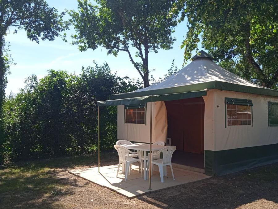 Camping Pas Cher vous présente avec son site Officiel campingpascher.fr, le Camping Le Rivage Civraisien classé 3 étoiles, situé sur la commune de Civray dans le département Vienne (Poitou Charentes) en France. Le camping Le Rivage Civraisien, vous présente un hébergement de type bungalow toilé de 20 m². Le camping Le Rivage Civraisien vous propose du vendredi 05 juin au vendredi 12 juin 2026 avec un DÉPART DEMAIN pour 7 nuits à 237.3€. Cette location propose 34 dates différentes pour réserver votre séjour. Découvrez également les 4 autres gammes d'hébergements du camping. Les Avis clients pour le Camping Le Rivage Civraisien sont excellents avec une note moyenne de 8 sur 10. Rivière, Piscine extérieure, Animation enfants, Animations familiales, Aire de jeux enfants, Canoë-kayak, Cyclisme, Ping-pong, Pétanque, Randonnée, Terrain multisports, Bar, Dépôt de pain, Restaurant, Snack/Bar, Épicerie,... En savoir plus : cliquez-ICI.