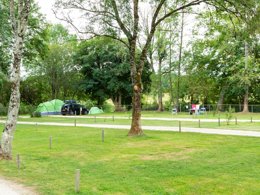 Camping Pas Cher vous présente avec son site Officiel campingpascher.fr, le Camping Le Rivage Civraisien classé 3 étoiles, situé sur la commune de Civray dans le département Vienne (Poitou Charentes) en France. Le camping Le Rivage Civraisien, vous présente un hébergement de type bungalow toilé de 20 m². Le camping Le Rivage Civraisien vous propose du vendredi 05 juin au vendredi 12 juin 2026 pour 7 nuits à 212€. Cette location propose 33 dates différentes pour réserver votre séjour. Découvrez également les 4 autres gammes d'hébergements du camping. Les Avis clients pour le Camping Le Rivage Civraisien sont excellents avec une note moyenne de 8 sur 10. Rivière, Piscine extérieure, Animation enfants, Animations familiales, Aire de jeux enfants, Canoë-kayak, Cyclisme, Ping-pong, Pétanque, Randonnée, Terrain multisports, Bar, Dépôt de pain, Restaurant, Snack/Bar, Épicerie,... En savoir plus : cliquez-ICI.