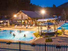 Camping Pas Cher vous présente avec son site Officiel campingpascher.fr, le Camping Solaire Du Petit Buech classé 4 étoiles, situé sur la commune de Veynes dans le département Hautes-alpes (Provence Alpes Côte D'azur) en France. Le camping Solaire Du Petit Buech vous propose un hébergement de type mobil-home de 25 m² (télévision). L'établissement vous propose 4 autres types d'hébergements. Découvrez tous nos séjours à petits prix dans la commune et aux alentours de Veynes du département : Hautes-alpes (Provence Alpes Côte D'azur). Piscine extérieure, Animations familiales, Club enfants, Ping-pong, Pétanque, Salle de fitness, Terrain multisports, Bar, Restaurant,... En savoir plus : cliquez-ICI.