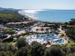 Camping Pas Cher vous présente avec son site Officiel campingpascher.fr, le Camping Club Del Sole Stella Del Mare Family Collection classé 4 étoiles, situé sur la commune de Castiglione Della Pescaia dans le département Grosseto (Toscane) en Italie. Le camping Club Del Sole Stella Del Mare Family Collection, vous présente un hébergement de type lodge de 34 m² pour 6 personnes avec climatisation et télévision. Le camping Club Del Sole Stella Del Mare Family Collection vous propose du lundi 28 septembre au lundi 05 octobre 2026 pour 7 nuits à 831.5€. Cette location propose 20 dates différentes pour réserver votre séjour. Découvrez également les 5 autres gammes d'hébergements du camping. Mer, Piscine extérieure, Animations familiales, Club enfants, Aire de jeux enfants, Court de tennis, Parcours sportif, Planche à voile, Plongée, Terrain multisports, Bar, Bureau de tabac, Restaurant, Snack/Bar, Supermarché,... En savoir plus : cliquez-ICI.