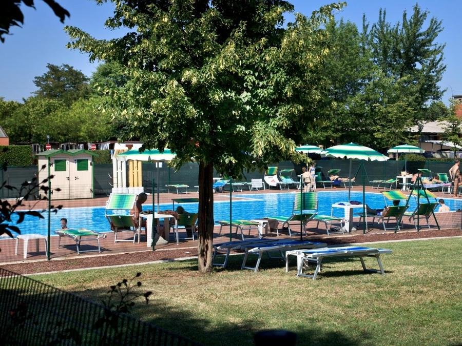 Camping Pas Cher vous présente avec son site Officiel campingpascher.fr, le Camping Bologna Easy Village classé 3 étoiles, situé sur la commune de Bologna dans le département Modène (Emilia Romagna) en Italie. Le camping Bologna Easy Village, vous présente un hébergement de type appartement de 32 m² avec climatisation et télévision. Le camping Bologna Easy Village vous propose du sam. 21 novembre au sam. 28 novembre 2026 pour 7 nuits à 572.97€. Cette location propose 145 dates différentes pour réserver votre séjour. Découvrez également les 3 autres gammes d'hébergements du camping. Piscine extérieure, Aire de jeux enfants, Salle de fitness, Bar, Dépôt de pain, Restaurant,... En savoir plus : cliquez-ICI.