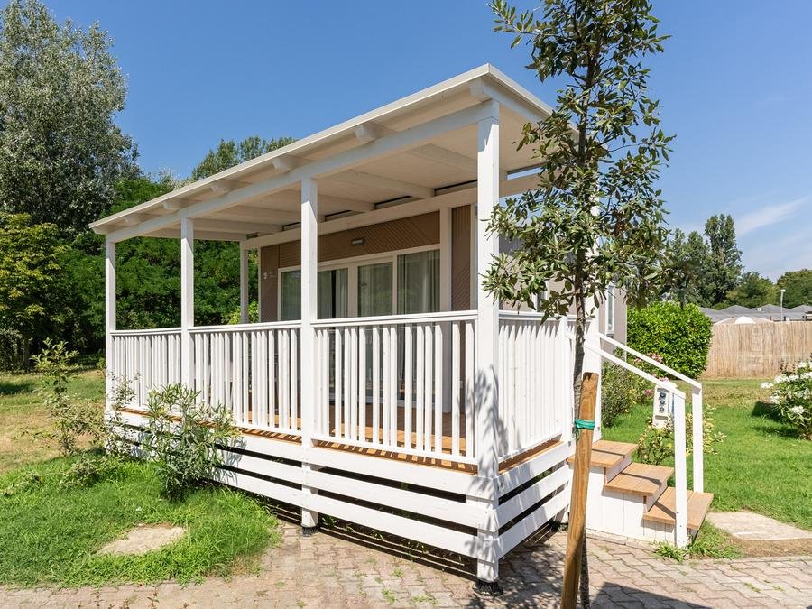 Camping Pas Cher vous présente avec son site Officiel campingpascher.fr, le Camping Bologna Easy Village classé 3 étoiles, situé sur la commune de Bologna dans le département Modène (Emilia Romagna) en Italie. Le camping Bologna Easy Village, vous présente un hébergement de type mobil-home pour 1 personne avec climatisation et télévision. Le camping Bologna Easy Village vous propose du sam. 21 novembre au sam. 28 novembre 2026 pour 7 nuits à 822.45€. Cette location propose 91 dates différentes pour réserver votre séjour. Découvrez également les 3 autres gammes d'hébergements du camping. Piscine extérieure, Aire de jeux enfants, Salle de fitness, Bar, Dépôt de pain, Restaurant,... En savoir plus : cliquez-ICI.
