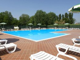 Camping Pas Cher vous présente avec son site Officiel campingpascher.fr, le Camping Bologna Easy Village classé 3 étoiles, situé sur la commune de Bologna dans le département Modène (Emilia Romagna) en Italie. Le camping Bologna Easy Village, vous présente un hébergement de type appartement de 32 m² avec climatisation et télévision. Le camping Bologna Easy Village vous propose du sam. 21 novembre au sam. 28 novembre 2026 pour 7 nuits à 531.39€. Cette location propose 162 dates différentes pour réserver votre séjour. Découvrez également les 3 autres gammes d'hébergements du camping. Piscine extérieure, Aire de jeux enfants, Salle de fitness, Bar, Dépôt de pain, Restaurant,... En savoir plus : cliquez-ICI.