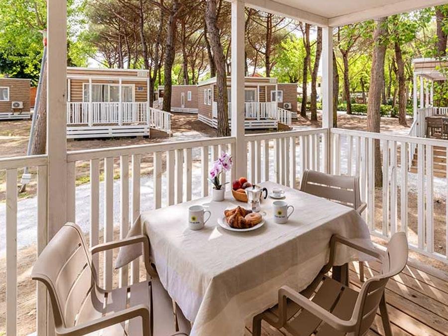 Camping Pas Cher vous présente avec son site Officiel campingpascher.fr, le Camping Caldonazzo Family Collection classé 3 étoiles, situé sur la commune de San Cristoforo dans le département Alessandria (Piémont) en Italie. Le camping Caldonazzo Family Collection vous propose un hébergement de type mobil-home de 34 m² pour 5 personnes avec climatisation (télévision). L'établissement vous propose 6 autres types d'hébergements. Découvrez tous nos séjours à petits prix dans la commune et aux alentours de San Cristoforo du département : Alessandria (Piémont). Piscine extérieure, Animations familiales, Club ados, Club enfants, Aire de jeux enfants, Ping-pong, Pétanque, Terrain de football, Terrain de volley-ball, Bureau de tabac, Dépôt de pain, Plats à emporter, Restaurant, Supermarché,... En savoir plus : cliquez-ICI.