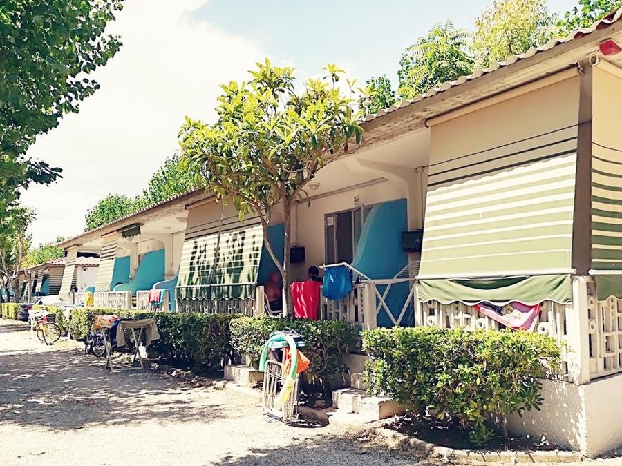 Camping Pas Cher vous présente avec son site Officiel campingpascher.fr, le Camping Club Del Sole Roseto Degli Abruzzi Easy Village classé 3 étoiles, situé sur la commune de Roseto Degli Abruzzi dans le département Teramo (Abruzzes) en Italie. Le camping Club Del Sole Roseto Degli Abruzzi Easy Village, vous présente un hébergement de type appartement de 27 m² pour 4 personnes avec climatisation et télévision. Le camping Club Del Sole Roseto Degli Abruzzi Easy Village vous propose du vendredi 05 juin au vendredi 12 juin 2026 avec un DÉPART DEMAIN pour 7 nuits à 457€. Cette location propose 37 dates différentes pour réserver votre séjour. Découvrez également les 7 autres gammes d'hébergements du camping. Mer, Piscine extérieure, Animations familiales, Club enfants, Aire de jeux enfants, Court de tennis, Parcours sportif, Ping-pong, Pétanque, Terrain de basketball, Terrain de beach-volley, Terrain multisports, Bar, Bureau de tabac, Dépôt de pain, Pizzeria, Restaurant, Supermarché,... En savoir plus : cliquez-ICI.
