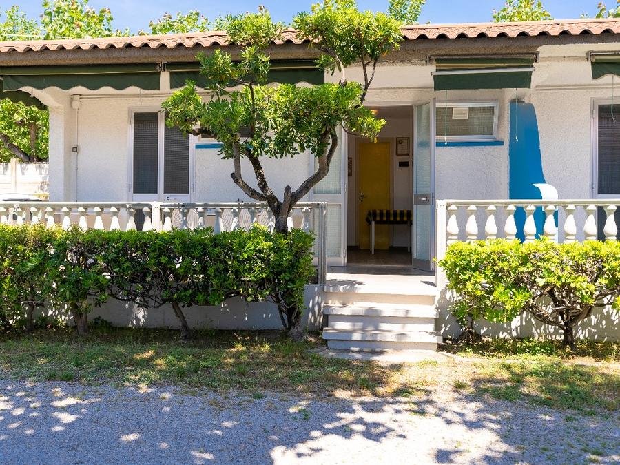 Camping Pas Cher vous présente avec son site Officiel campingpascher.fr, le Camping Roseto Degli Abruzzi Easy Village classé 3 étoiles, situé sur la commune de Roseto Degli Abruzzi dans le département Teramo (Abruzzes) en Italie. Le camping Roseto Degli Abruzzi Easy Village, vous présente un hébergement de type appartement pour 5 personnes avec climatisation et télévision. Le camping Roseto Degli Abruzzi Easy Village vous propose du sam. 05 septembre au sam. 12 septembre 2026 pour 7 nuits à 440.75€. Cette location propose 68 dates différentes pour réserver votre séjour. Découvrez également les 8 autres gammes d'hébergements du camping. Mer, Piscine extérieure, Animations familiales, Club enfants, Aire de jeux enfants, Court de tennis, Parcours sportif, Ping-pong, Pétanque, Terrain de basketball, Terrain de beach-volley, Terrain multisports, Bar, Bureau de tabac, Dépôt de pain, Pizzeria, Restaurant, Supermarché,... En savoir plus : cliquez-ICI.