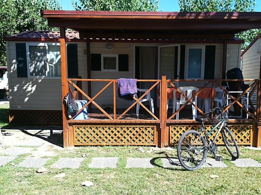Camping Pas Cher vous présente avec son site Officiel campingpascher.fr, le Camping Club Del Sole Roseto Degli Abruzzi Easy Village classé 3 étoiles, situé sur la commune de Roseto Degli Abruzzi dans le département Teramo (Abruzzes) en Italie. Le camping Club Del Sole Roseto Degli Abruzzi Easy Village, vous présente un hébergement de type mobil-home de 30 m² pour 4 personnes avec climatisation et télévision. Le camping Club Del Sole Roseto Degli Abruzzi Easy Village vous propose du lundi 07 septembre au lundi 14 septembre 2026 pour 7 nuits à 552€. Cette location propose 46 dates différentes pour réserver votre séjour. Découvrez également les 7 autres gammes d'hébergements du camping. Mer, Piscine extérieure, Animations familiales, Club enfants, Aire de jeux enfants, Court de tennis, Parcours sportif, Ping-pong, Pétanque, Terrain de basketball, Terrain de beach-volley, Terrain multisports, Bar, Bureau de tabac, Dépôt de pain, Pizzeria, Restaurant, Supermarché,... En savoir plus : cliquez-ICI.