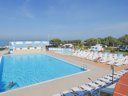 Camping Pas Cher vous présente avec son site Officiel campingpascher.fr, le Camping Club Del Sole Roseto Degli Abruzzi Easy Village classé 3 étoiles, situé sur la commune de Roseto Degli Abruzzi dans le département Teramo (Abruzzes) en Italie. Le camping Club Del Sole Roseto Degli Abruzzi Easy Village vous propose un hébergement de type mobil-home de 34 m² pour 5 personnes avec climatisation (télévision). L'établissement vous propose 7 autres types d'hébergements. Découvrez tous nos séjours à petits prix dans la commune et aux alentours de Roseto Degli Abruzzi du département : Teramo (Abruzzes). Mer, Piscine extérieure, Animations familiales, Club enfants, Aire de jeux enfants, Court de tennis, Parcours sportif, Ping-pong, Pétanque, Terrain de basketball, Terrain de beach-volley, Terrain multisports, Bar, Bureau de tabac, Dépôt de pain, Pizzeria, Restaurant, Supermarché,... En savoir plus : cliquez-ICI.