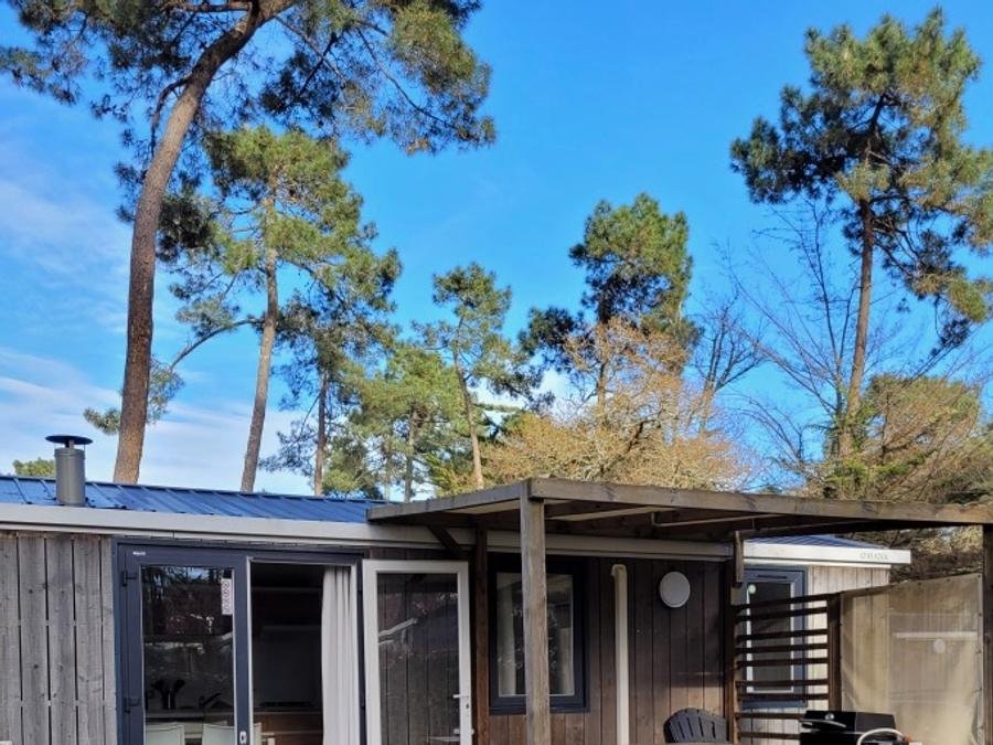 Camping Pas Cher vous présente avec son site Officiel campingpascher.fr, le Camping Tour Opérateur Et Particuliers Sur Camping La Pinède Les Mathes - Accès Piscine Inclus classé 5 étoiles, situé sur la commune de Les Mathes dans le département Charente-maritime (Poitou Charentes) en France. Le camping Tour Opérateur Et Particuliers Sur Camping La Pinède Les Mathes - Accès Piscine Inclus, vous présente un hébergement de type mobil-home. Le camping Tour Opérateur Et Particuliers Sur Camping La Pinède Les Mathes - Accès Piscine Inclus vous propose du sam. 20 juin au sam. 27 juin 2026 pour 7 nuits à 373.75€. Cette location propose 7 dates différentes pour réserver votre séjour. Découvrez également les 1 autres gammes d'hébergements du camping. Mer, Parc aquatique, Piscine couverte, Piscine extérieure, Animation ados, Animations familiales, Club enfants, Aire de jeux enfants, Ping-pong, Piscine, Pétanque, Salle de jeux vidéo, Terrain de beach-volley, Terrain multisports, Tir à l’arc, Bar, Créperie, Dépôt de pain, Pizzeria, Plats à emporter, Restaurant, Snack/Bar, Épicerie,... En savoir plus : cliquez-ICI.