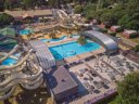 Camping Pas Cher vous présente avec son site Officiel campingpascher.fr, le Camping Tour Opérateur Et Particuliers Sur Camping La Pinède Les Mathes - Accès Piscine Inclus classé 5 étoiles, situé sur la commune de Les Mathes dans le département Charente-maritime (Poitou Charentes) en France. Le camping Tour Opérateur Et Particuliers Sur Camping La Pinède Les Mathes - Accès Piscine Inclus, vous présente un hébergement de type mobil-home. Le camping Tour Opérateur Et Particuliers Sur Camping La Pinède Les Mathes - Accès Piscine Inclus vous propose du sam. 20 juin au sam. 27 juin 2026 pour 7 nuits à 373.75€. Cette location propose 7 dates différentes pour réserver votre séjour. Découvrez également les 1 autres gammes d'hébergements du camping. Mer, Parc aquatique, Piscine couverte, Piscine extérieure, Animation ados, Animations familiales, Club enfants, Aire de jeux enfants, Ping-pong, Piscine, Pétanque, Salle de jeux vidéo, Terrain de beach-volley, Terrain multisports, Tir à l’arc, Bar, Créperie, Dépôt de pain, Pizzeria, Plats à emporter, Restaurant, Snack/Bar, Épicerie,... En savoir plus : cliquez-ICI.