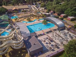 Camping Pas Cher vous présente avec son site Officiel campingpascher.fr, le Camping Tour Opérateur Et Particuliers Sur Camping La Pinède Les Mathes - Accès Piscine Inclus classé 5 étoiles, situé sur la commune de Les Mathes dans le département Charente-maritime (Poitou Charentes) en France. Le camping Tour Opérateur Et Particuliers Sur Camping La Pinède Les Mathes - Accès Piscine Inclus, vous présente un hébergement de type mobil-home. Le camping Tour Opérateur Et Particuliers Sur Camping La Pinède Les Mathes - Accès Piscine Inclus vous propose du sam. 20 juin au sam. 27 juin 2026 pour 7 nuits à 373.75€. Cette location propose 7 dates différentes pour réserver votre séjour. Découvrez également les 1 autres gammes d'hébergements du camping. Mer, Parc aquatique, Piscine couverte, Piscine extérieure, Animation ados, Animations familiales, Club enfants, Aire de jeux enfants, Ping-pong, Piscine, Pétanque, Salle de jeux vidéo, Terrain de beach-volley, Terrain multisports, Tir à l’arc, Bar, Créperie, Dépôt de pain, Pizzeria, Plats à emporter, Restaurant, Snack/Bar, Épicerie,... En savoir plus : cliquez-ICI.