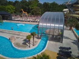 Camping Pas Cher vous présente avec son site Officiel campingpascher.fr, le Camping Tour Opérateur Et Particuliers Sur Camping La Pinède Les Mathes - Funpass Non Inclus classé 5 étoiles, situé sur la commune de Les Mathes dans le département Charente-maritime (Poitou Charentes) en France. Le camping Tour Opérateur Et Particuliers Sur Camping La Pinède Les Mathes - Funpass Non Inclus, vous présente un hébergement de type mobil-home. Le camping Tour Opérateur Et Particuliers Sur Camping La Pinède Les Mathes - Funpass Non Inclus vous propose du sam. 09 mai au sam. 16 mai 2026 pour 7 nuits à 278€. Cette location propose 22 dates différentes pour réserver votre séjour. Découvrez également les 1 autres gammes d'hébergements du camping. Mer, Parc aquatique, Piscine couverte, Piscine extérieure, Animation ados, Animations familiales, Club enfants, Aire de jeux enfants, Ping-pong, Piscine, Pétanque, Salle de jeux vidéo, Terrain de beach-volley, Terrain multisports, Tir à l’arc, Bar, Créperie, Dépôt de pain, Pizzeria, Plats à emporter, Restaurant, Snack/Bar, Épicerie,... En savoir plus : cliquez-ICI.