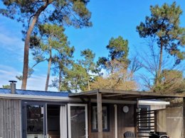 Camping Pas Cher vous présente avec son site Officiel campingpascher.fr, le Camping Tour Opérateur Et Particuliers Sur Camping La Pinède Les Mathes - Funpass Non Inclus classé 5 étoiles, situé sur la commune de Les Mathes dans le département Charente-maritime (Poitou Charentes) en France. Le camping Tour Opérateur Et Particuliers Sur Camping La Pinède Les Mathes - Funpass Non Inclus, vous présente un hébergement de type mobil-home. Le camping Tour Opérateur Et Particuliers Sur Camping La Pinède Les Mathes - Funpass Non Inclus vous propose du sam. 09 mai au sam. 16 mai 2026 pour 7 nuits à 278€. Cette location propose 22 dates différentes pour réserver votre séjour. Découvrez également les 1 autres gammes d'hébergements du camping. Mer, Parc aquatique, Piscine couverte, Piscine extérieure, Animation ados, Animations familiales, Club enfants, Aire de jeux enfants, Ping-pong, Piscine, Pétanque, Salle de jeux vidéo, Terrain de beach-volley, Terrain multisports, Tir à l’arc, Bar, Créperie, Dépôt de pain, Pizzeria, Plats à emporter, Restaurant, Snack/Bar, Épicerie,... En savoir plus : cliquez-ICI.