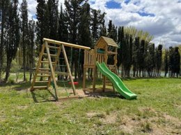 Camping Pas Cher vous présente avec son site Officiel campingpascher.fr, le Camping Sierra De Javalambre classé 3 étoiles, situé sur la commune de Manzanera dans le département Teruel (Aragon) en Espagne. Le camping Sierra De Javalambre, vous présente un hébergement de type bungalow. Le camping Sierra De Javalambre vous propose du sam. 13 décembre au sam. 20 décembre 2025 avec un DÉPART DEMAIN pour 7 nuits à 805€. Cette location propose 13 dates différentes pour réserver votre séjour. Découvrez également les 14 autres gammes d'hébergements du camping. Aire de jeux enfants, Terrain multisports, Snack/Bar,... En savoir plus : cliquez-ICI.