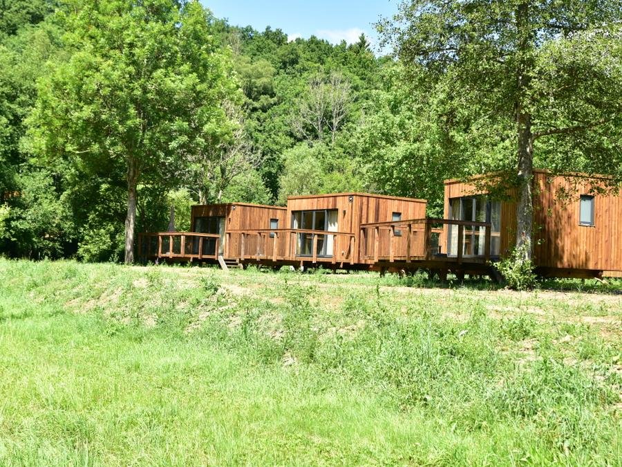 Camping Pas Cher vous présente avec son site Officiel campingpascher.fr, le Camping Le Hameau De L'Ourthe classé 4 étoiles, situé sur la commune de Houffalize dans le département Luxembourg (Wallonie) en Belgique. Le camping Le Hameau De L'Ourthe, vous présente un hébergement de type lodge et télévision. Le camping Le Hameau De L'Ourthe vous propose du vendredi 11 décembre au vendredi 18 décembre 2026 pour 7 nuits à 748.65€. Cette location propose 188 dates différentes pour réserver votre séjour. Découvrez également les 13 autres gammes d'hébergements du camping. Aire de jeux enfants, Canoë-kayak, Cyclisme, Pétanque, Randonnée, Bar, Snack/Bar,... En savoir plus : cliquez-ICI.
