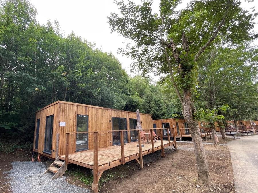 Camping Pas Cher vous présente avec son site Officiel campingpascher.fr, le Camping Le Hameau De L'Ourthe classé 4 étoiles, situé sur la commune de Houffalize dans le département Luxembourg (Wallonie) en Belgique. Le camping Le Hameau De L'Ourthe vous propose un hébergement de type lodge pour 6 personnes. L'établissement vous propose 12 autres types d'hébergements. Découvrez tous nos séjours à petits prix dans la commune et aux alentours de Houffalize du département : Luxembourg (Wallonie). Aire de jeux enfants, Canoë-kayak, Cyclisme, Pétanque, Randonnée, Bar, Snack/Bar,... En savoir plus : cliquez-ICI.