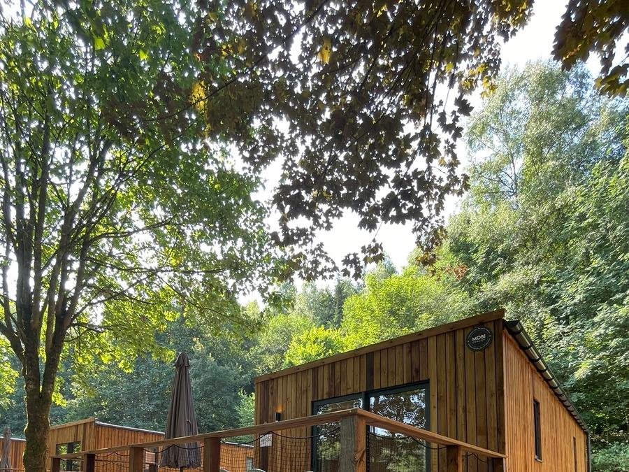 Camping Pas Cher vous présente avec son site Officiel campingpascher.fr, le Camping Le Hameau De L'Ourthe classé 4 étoiles, situé sur la commune de Houffalize dans le département Luxembourg (Wallonie) en Belgique. Le camping Le Hameau De L'Ourthe, vous présente un hébergement de type lodge. Le camping Le Hameau De L'Ourthe vous propose du vendredi 11 décembre au vendredi 18 décembre 2026 pour 7 nuits à 829.15€. Cette location propose 173 dates différentes pour réserver votre séjour. Découvrez également les 13 autres gammes d'hébergements du camping. Aire de jeux enfants, Canoë-kayak, Cyclisme, Pétanque, Randonnée, Bar, Snack/Bar,... En savoir plus : cliquez-ICI.