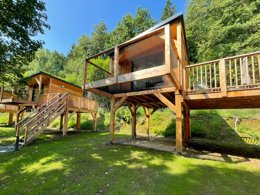 Camping Pas Cher vous présente avec son site Officiel campingpascher.fr, le Camping Le Hameau De L'Ourthe classé 4 étoiles, situé sur la commune de Houffalize dans le département Luxembourg (Wallonie) en Belgique. Le camping Le Hameau De L'Ourthe, vous présente un hébergement de type lodge. Le camping Le Hameau De L'Ourthe vous propose du sam. 28 mars au sam. 04 avril 2026, en promotion à -20% pour 7 nuits à 994,40 € au lieu de 1243,0 € soit une Économie de 248,60 €. Cette location propose 343 dates différentes pour réserver votre séjour. Découvrez également les 11 autres gammes d'hébergements du camping. Aire de jeux enfants, Canoë-kayak, Cyclisme, Pétanque, Randonnée, Bar, Snack/Bar,... En savoir plus : cliquez-ICI.