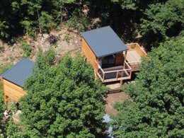 Camping Pas Cher vous présente avec son site Officiel campingpascher.fr, le Camping Le Hameau De L'Ourthe classé 4 étoiles, situé sur la commune de Houffalize dans le département Luxembourg (Wallonie) en Belgique. Le camping Le Hameau De L'Ourthe, vous présente un hébergement de type hébergement insolite et télévision. Le camping Le Hameau De L'Ourthe vous propose du mardi 29 septembre au mardi 06 octobre 2026, en promotion à -20% pour 7 nuits à 837,76 € au lieu de 1047,2 € soit une Économie de 209,44 €. Cette location propose 362 dates différentes pour réserver votre séjour. Découvrez également les 11 autres gammes d'hébergements du camping. Aire de jeux enfants, Canoë-kayak, Cyclisme, Pétanque, Randonnée, Bar, Snack/Bar,... En savoir plus : cliquez-ICI.