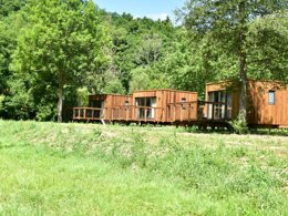 Camping Pas Cher vous présente avec son site Officiel campingpascher.fr, le Camping Le Hameau De L'Ourthe classé 4 étoiles, situé sur la commune de Houffalize dans le département Luxembourg (Wallonie) en Belgique. Le camping Le Hameau De L'Ourthe, vous présente un hébergement de type lodge et télévision. Le camping Le Hameau De L'Ourthe vous propose du dimanche 29 mars au dimanche 05 avril 2026, en promotion à -20% pour 7 nuits à 494,56 € au lieu de 618,2 € soit une Économie de 123,64 €. Cette location propose 343 dates différentes pour réserver votre séjour. Découvrez également les 11 autres gammes d'hébergements du camping. Aire de jeux enfants, Canoë-kayak, Cyclisme, Pétanque, Randonnée, Bar, Snack/Bar,... En savoir plus : cliquez-ICI.