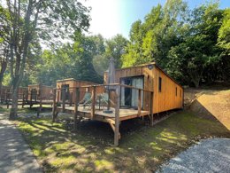 Camping Pas Cher vous présente avec son site Officiel campingpascher.fr, le Camping Le Hameau De L'Ourthe classé 4 étoiles, situé sur la commune de Houffalize dans le département Luxembourg (Wallonie) en Belgique. Le camping Le Hameau De L'Ourthe, vous présente un hébergement de type lodge pour 6 personnes. Le camping Le Hameau De L'Ourthe vous propose du dimanche 29 mars au dimanche 05 avril 2026, en promotion à -20% pour 7 nuits à 1293,60 € au lieu de 1617,0 € soit une Économie de 323,40 €. Cette location propose 288 dates différentes pour réserver votre séjour. Découvrez également les 11 autres gammes d'hébergements du camping. Aire de jeux enfants, Canoë-kayak, Cyclisme, Pétanque, Randonnée, Bar, Snack/Bar,... En savoir plus : cliquez-ICI.