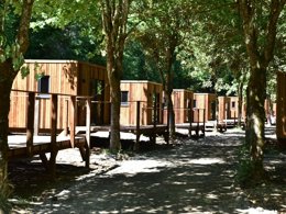 Camping Pas Cher vous présente avec son site Officiel campingpascher.fr, le Camping Le Hameau De L'Ourthe classé 4 étoiles, situé sur la commune de Houffalize dans le département Luxembourg (Wallonie) en Belgique. Le camping Le Hameau De L'Ourthe, vous présente un hébergement de type lodge pour 4 personnes. Le camping Le Hameau De L'Ourthe vous propose du sam. 28 mars au sam. 04 avril 2026, en promotion à -20% pour 7 nuits à 994,40 € au lieu de 1243,0 € soit une Économie de 248,60 €. Cette location propose 340 dates différentes pour réserver votre séjour. Découvrez également les 11 autres gammes d'hébergements du camping. Aire de jeux enfants, Canoë-kayak, Cyclisme, Pétanque, Randonnée, Bar, Snack/Bar,... En savoir plus : cliquez-ICI.