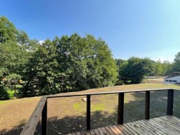 Camping Pas Cher vous présente avec son site Officiel campingpascher.fr, le Camping Le Hameau De L'Ourthe classé 4 étoiles, situé sur la commune de Houffalize dans le département Luxembourg (Wallonie) en Belgique. Le camping Le Hameau De L'Ourthe, vous présente un hébergement de type lodge pour 4 personnes. Le camping Le Hameau De L'Ourthe vous propose du sam. 28 mars au sam. 04 avril 2026, en promotion à -20% pour 7 nuits à 994,40 € au lieu de 1243,0 € soit une Économie de 248,60 €. Cette location propose 335 dates différentes pour réserver votre séjour. Découvrez également les 11 autres gammes d'hébergements du camping. Aire de jeux enfants, Canoë-kayak, Cyclisme, Pétanque, Randonnée, Bar, Snack/Bar,... En savoir plus : cliquez-ICI.