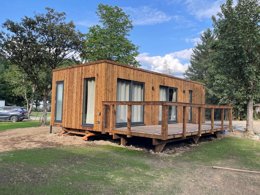 Camping Pas Cher vous présente avec son site Officiel campingpascher.fr, le Camping Le Hameau De L'Ourthe classé 4 étoiles, situé sur la commune de Houffalize dans le département Luxembourg (Wallonie) en Belgique. Le camping Le Hameau De L'Ourthe, vous présente un hébergement de type lodge pour 3 personnes. Le camping Le Hameau De L'Ourthe vous propose du vendredi 27 mars au vendredi 03 avril 2026, en promotion à -20% pour 7 nuits à 932,80 € au lieu de 1166,0 € soit une Économie de 233,20 €. Cette location propose 338 dates différentes pour réserver votre séjour. Découvrez également les 11 autres gammes d'hébergements du camping. Aire de jeux enfants, Canoë-kayak, Cyclisme, Pétanque, Randonnée, Bar, Snack/Bar,... En savoir plus : cliquez-ICI.