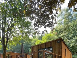 Camping Pas Cher vous présente avec son site Officiel campingpascher.fr, le Camping Le Hameau De L'Ourthe classé 4 étoiles, situé sur la commune de Houffalize dans le département Luxembourg (Wallonie) en Belgique. Le camping Le Hameau De L'Ourthe, vous présente un hébergement de type lodge. Le camping Le Hameau De L'Ourthe vous propose du sam. 28 mars au sam. 04 avril 2026, en promotion à -20% pour 7 nuits à 535,92 € au lieu de 669,9 € soit une Économie de 133,98 €. Cette location propose 344 dates différentes pour réserver votre séjour. Découvrez également les 11 autres gammes d'hébergements du camping. Aire de jeux enfants, Canoë-kayak, Cyclisme, Pétanque, Randonnée, Bar, Snack/Bar,... En savoir plus : cliquez-ICI.