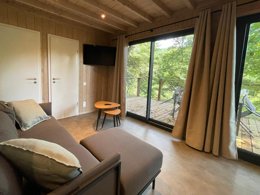 Camping Pas Cher vous présente avec son site Officiel campingpascher.fr, le Camping Le Hameau De L'Ourthe classé 4 étoiles, situé sur la commune de Houffalize dans le département Luxembourg (Wallonie) en Belgique. Le camping Le Hameau De L'Ourthe, vous présente un hébergement de type lodge pour 4 personnes. Le camping Le Hameau De L'Ourthe vous propose du sam. 28 mars au sam. 04 avril 2026, en promotion à -20% pour 7 nuits à 994,40 € au lieu de 1243,0 € soit une Économie de 248,60 €. Cette location propose 340 dates différentes pour réserver votre séjour. Découvrez également les 11 autres gammes d'hébergements du camping. Aire de jeux enfants, Canoë-kayak, Cyclisme, Pétanque, Randonnée, Bar, Snack/Bar,... En savoir plus : cliquez-ICI.