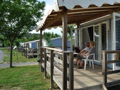 Cliquez pour découvrir toutes les photos de l'HÉBERGEMENT ! mobil-home - Domaine De Chadeyron - Et Gîtes photo 2