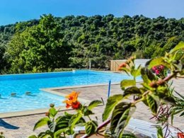 Camping Pas Cher vous présente avec son site Officiel campingpascher.fr, le Camping Domaine De Chadeyron - Et Gîtes classé 4 étoiles, situé sur la commune de Lagorce dans le département Ardèche (Rhône Alpes) en France. Le camping Domaine De Chadeyron - Et Gîtes, vous présente un hébergement de type mobil-home de 27 m². Le camping Domaine De Chadeyron - Et Gîtes vous propose du sam. 18 juillet au sam. 25 juillet 2026, en promotion à -7% pour 7 nuits à 1160,50 € au lieu de 1260,5 € soit une Économie de 100 €. Cette location propose 40 dates différentes pour réserver votre séjour. Découvrez également les 3 autres gammes d'hébergements du camping. Piscine chauffée, Piscine extérieure, Animations familiales, Club enfants, Aire de jeux enfants, Canoë-kayak, Centre équestre, Ping-pong, Pétanque, Randonnée, Dépôt de pain, Restaurant, Snack/Bar, Supermarché, Épicerie,... En savoir plus : cliquez-ICI.